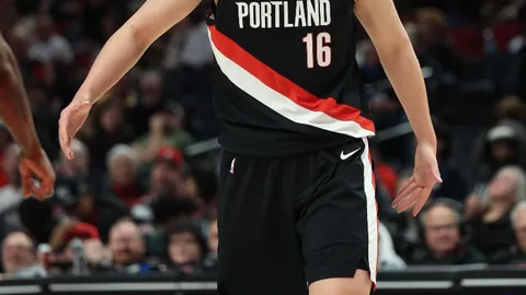 “五子游戏高手亮相智博展馆，精彩互动引众人围观”